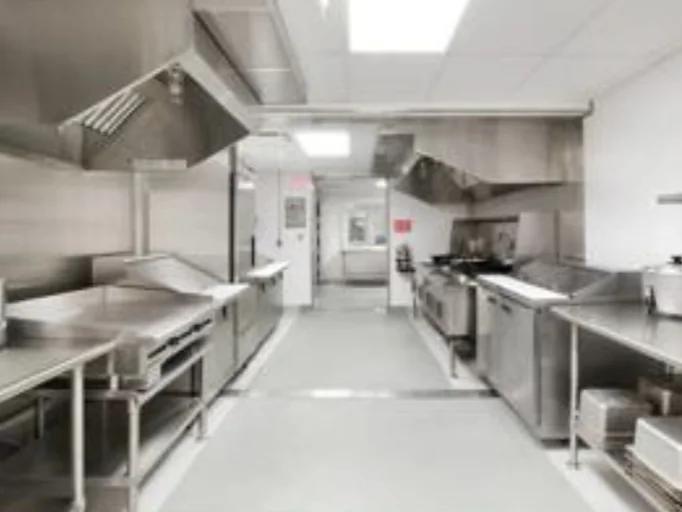 Cocina institucional en acero inoxidable con campana extractora, instalada para INAIPI